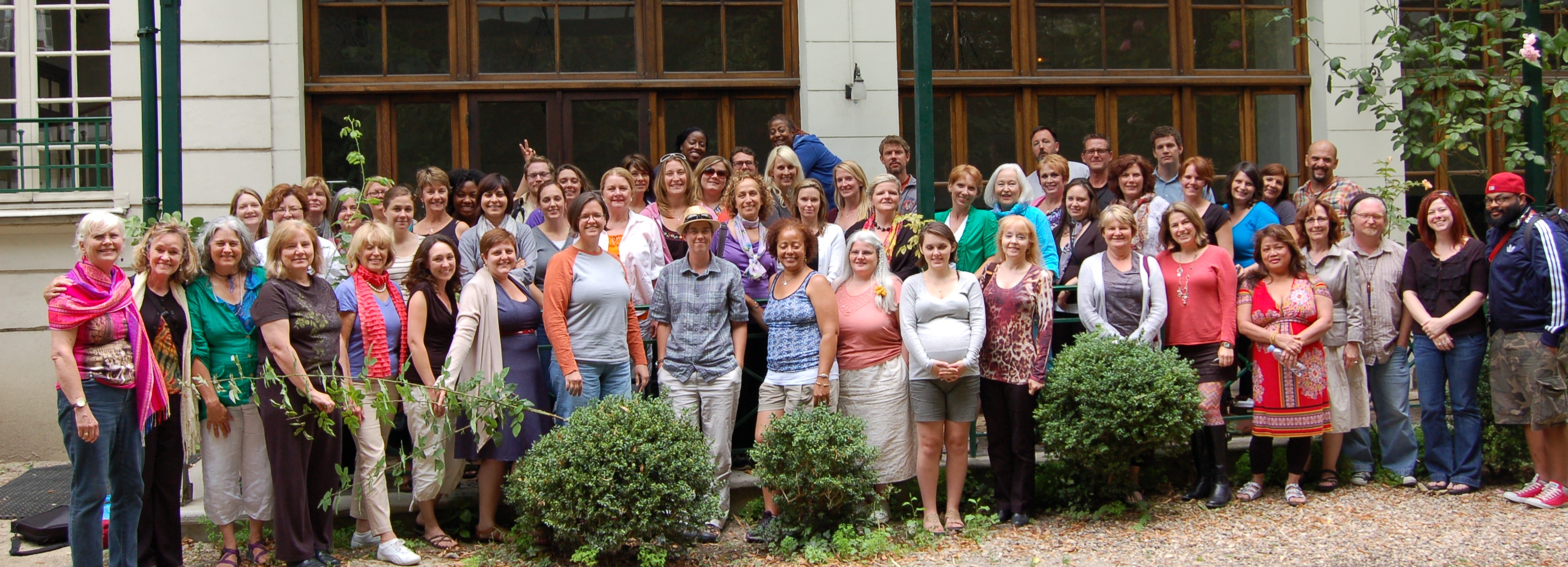 image of Spalding University MFA students, faculty, and staff in the courtyard of Reid Hall in Paris